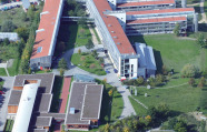 Luftbild der Gebäude und Grünflächen des Zentrums Wald-Forst-Holz. Weitere Informationen finden Sie in der Abbildungsbeschreibung.
